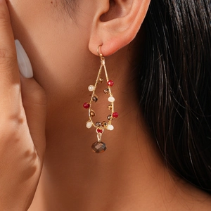 Boucle d'oreille goutte ethnique dorée avec perles de verre rouges et brunes