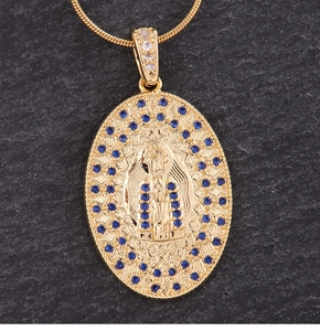 Dettaglio macro del ciondolo ovale Maria in oro con zirconi blu su catena a serpente