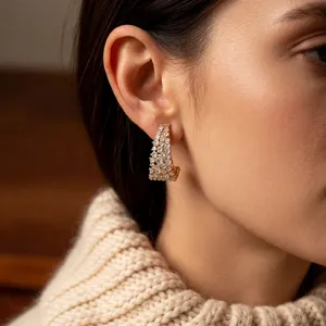 Boucles d'oreilles en U plaquées or 18 carats avec oxydes de zirconium sur mannequin