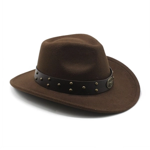 Dettaglio cappello cowboy marrone in feltro con fascia in pelle e stemma testa di toro