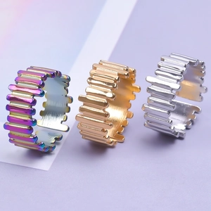 Verstellbare Edelstahlringe mit Streifenmuster in Regenbogen, Gold und Silber