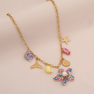 Dettaglio della collana d'oro con ciondoli marini come conchiglie e perle