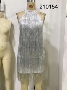 Dettaglio delle frange di paillettes d'argento scintillanti su un vestito da festa sexy