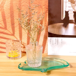 Plateau en verre en forme de feuille et mini vase embossé avec fleurs séchées