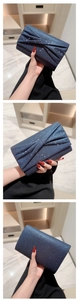 Détail de la pochette de soirée bleu foncé avec paillettes et design plissé élégant