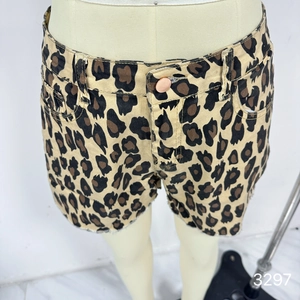 Détails du short en jean taille haute à imprimé léopard avec des bords effilochés bruts