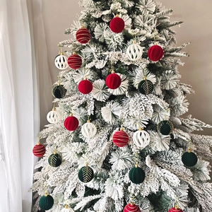 Lot de 30 boules de Noël en velours 6cm rouge vert blanc avec motifs dorés élégants