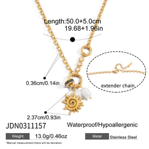 Détail du collier en acier doré avec pendentif soleil, perle et maillons de chaîne réglables