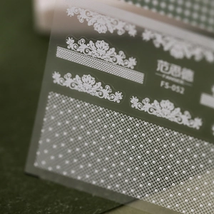 Autocollants à ongles en dentelle blanche gaufrée avec motifs floraux sur fond vert