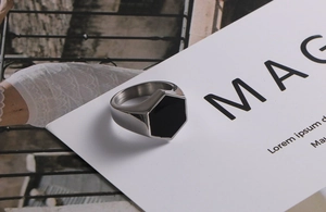 Dettaglio anello in acciaio inossidabile argento con smalto nero esagonale da uomo