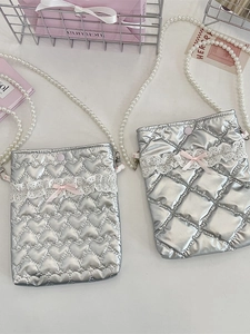 Mini borsa a tracolla trapuntata argento con fiocco rosa, pizzo e catena di perle