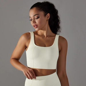 Détail du soutien-gorge de sport blanc crème montrant le tissu respirant texturé 3D