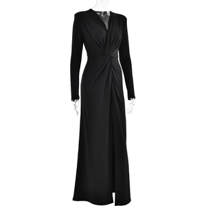 Détail du col en V et du nœud torsadé sur cette robe noire élégante à manches longues