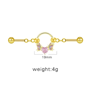 Detail eines 19mm Gold Industrial-Barbells mit rosa Herzzirkon und lila Schmetterling