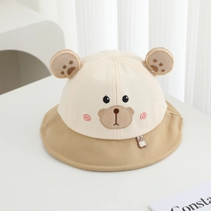 Dettaglio cappello sole neonato con orecchie da orso 3D e ricamo facciale curato