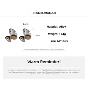 Detail showing 2.5x1.5cm C-shaped silver earrings with size and weight specifications