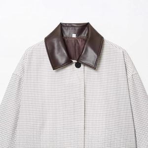 Veste courte à carreaux pour femme avec col en cuir marron et boutons noirs