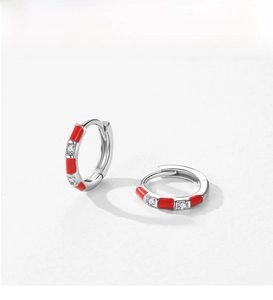Détail de créoles en argent 925 avec émail rouge segmenté et pierres de zircone cubique