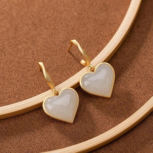 Orecchini a cuore classici dorati con finitura opaca e pietra in resina bianco latte