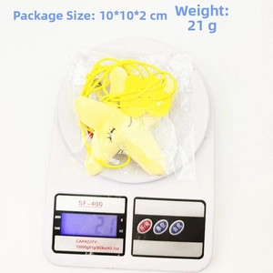 Hanging star cat toy weighing 21g with dimensions 10x10x2cm shown on a scale