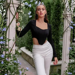 Haut court noir chic pour femmes avec col carré et ourlet style corset