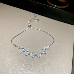 Détail du bracelet en argent avec pendentifs cœurs en zircone et chaîne ajustable
