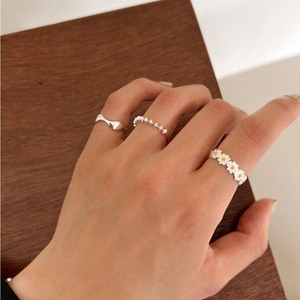 Detail of 925 sterling silver daisy ring with beaded and wavy band jewelry set