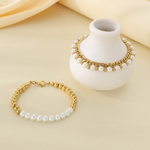 Dettaglio della collana a strati con perle d'acqua dolce e sfere placcate oro 18K