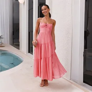 Rosa gestuftes Maxikleid mit Bogendetail und Spaghettiträgern für sommerlichen Look