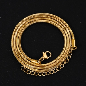 Détail d'un collier chaîne serpent dorée avec fermoir mousqueton et extension