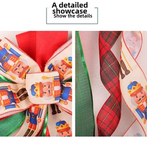 Détail du ruban de Noël avec motif Casse-Noisette et motif à carreaux rouge et vert