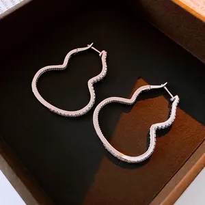 Elegante silberne Ohrringe in Kürbisform mit Zirkonia-Besatz in einer Schmuckschatulle