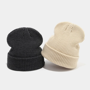 Bonnets en maille côtelée à double rayure minimalistes en gris foncé et blanc cassé