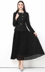 Détail du corsage à revers croisé et de l'ourlet plissé avec ceinture assortie