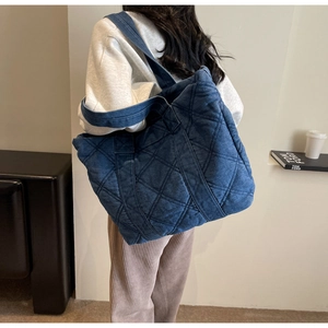Vue détaillée du sac cabas matelassé bleu marine avec larges bandoulières en nylon souple