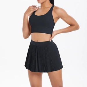 Détail de l'ensemble brassière de sport à col en U et jupe plissée noire sur modèle
