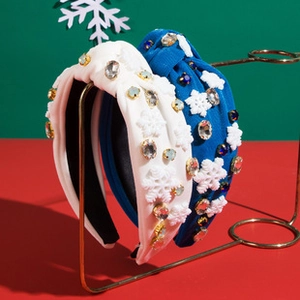 Nahaufnahme von Weihnachts-Haarreifen aus Samt mit Diamant-Schneeflocken auf Display