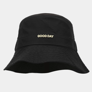 Detalle del sombrero de pescador negro con etiqueta de cuero 'GOOD DAY' y costuras