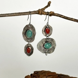 Pendientes irregulares de metal martillado con piedras turquesa y coral en ramas