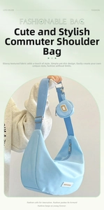 Dettaglio della borsa hobo in nylon celeste con tracolla larga e mini borsellino tondo