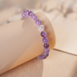 Makroaufnahme von natürlichen lila Amethystperlen mit transparenter Textur und Kristallglanz