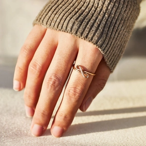 Dettaglio macro dell'anello infinito in argento 925 finitura oro rosa con micro pavé