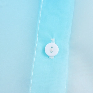 Camicia estiva in organza azzurra con stampa di palme e dettaglio bottoni bianchi