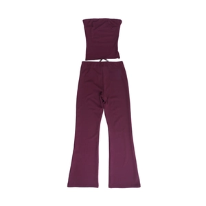 Ensemble haut bandeau et pantalon évasé en maille côtelée violet foncé à plat