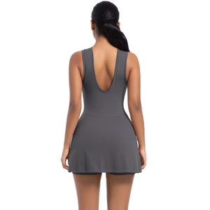 Dettaglio dell'abito da tennis schiena scoperta grigio scuro con pantaloncini interni