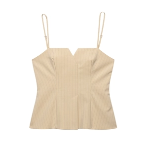Details von beiger Nadelstreifen-Camisole mit V-Ausschnitt und eleganter Passform