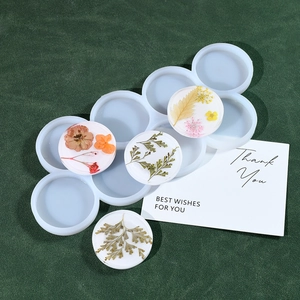 Détail du moule en silicone à 7 trous pour pendentifs en résine avec fleurs séchées