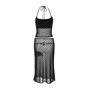 Détail macro de l'ensemble sexy en tulle noir à pois avec haut licou et jupe longue