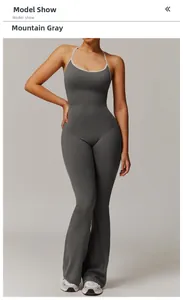 Détail de la combinaison de yoga dos croisé avec bas évasé en gris montagne