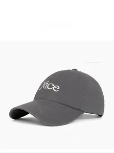 Dettaglio del ricamo bianco Nice su un cappellino da baseball in cotone grigio scuro